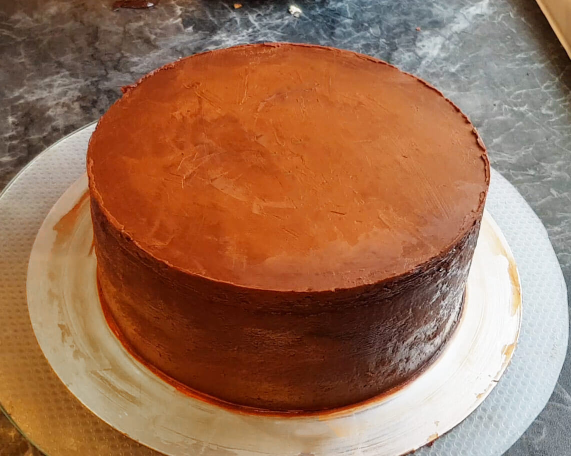 Nach Kuchenringmethode Torte einstreichen mit Ganache