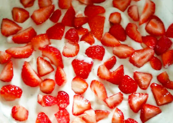 Tortencreme Rezept mit frischen Erdbeeren