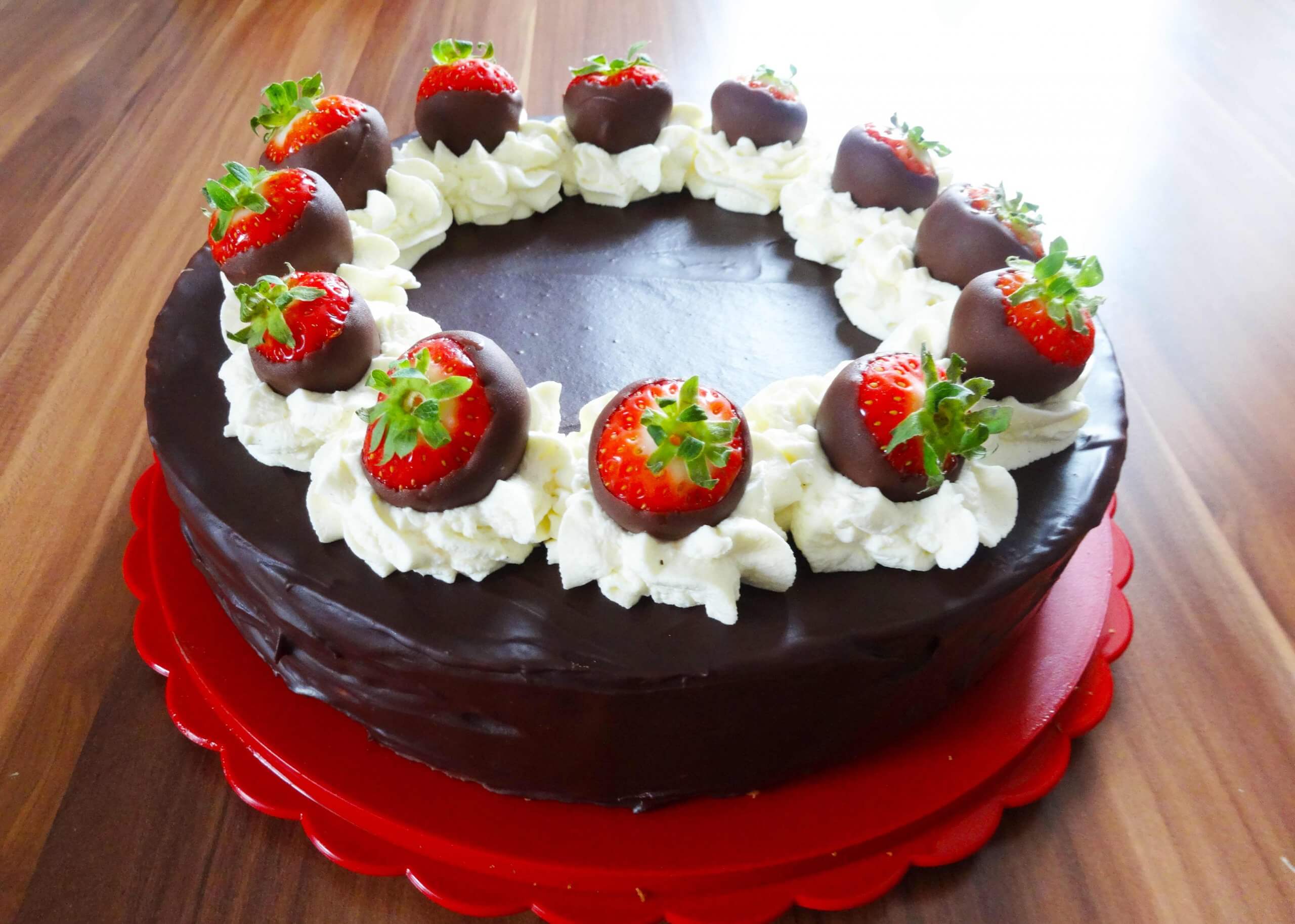 Sachertorte Schokokuchen Rezept mit Erdbeeren