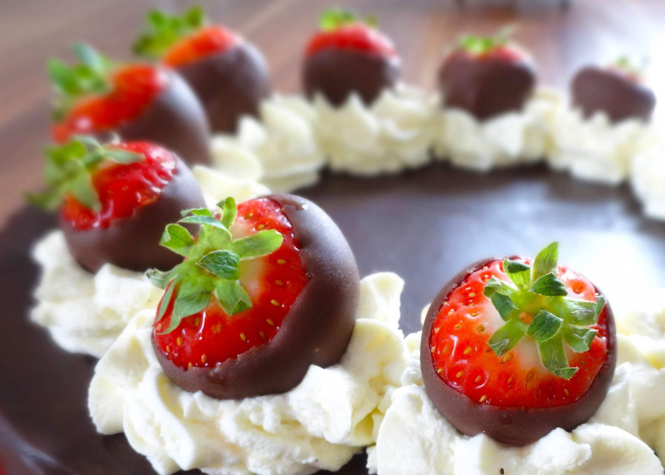 Erdbeeren mit Schoko und Sahne als Deko für Sachertorte