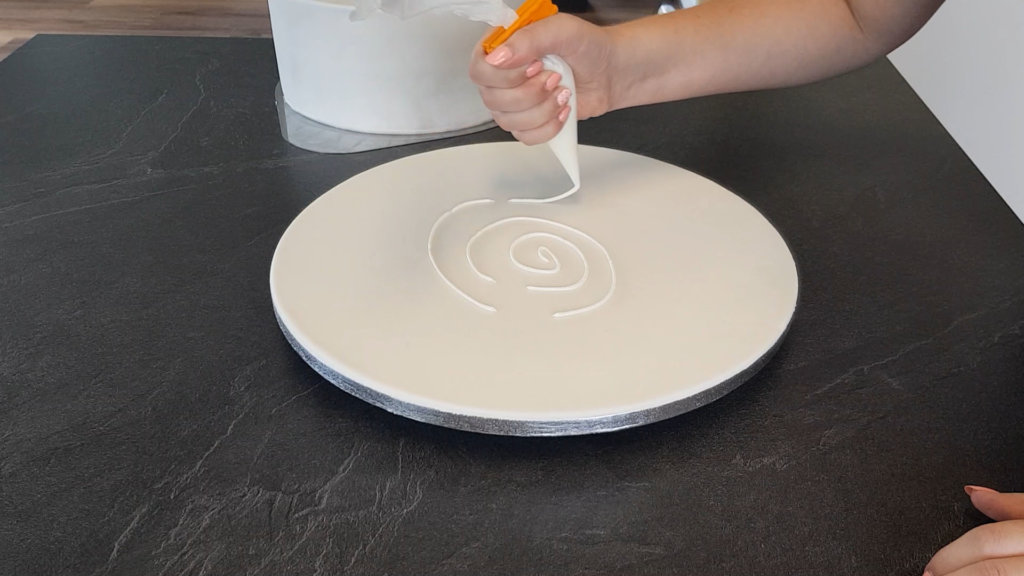Cakeboard mit Motivtote verkleben