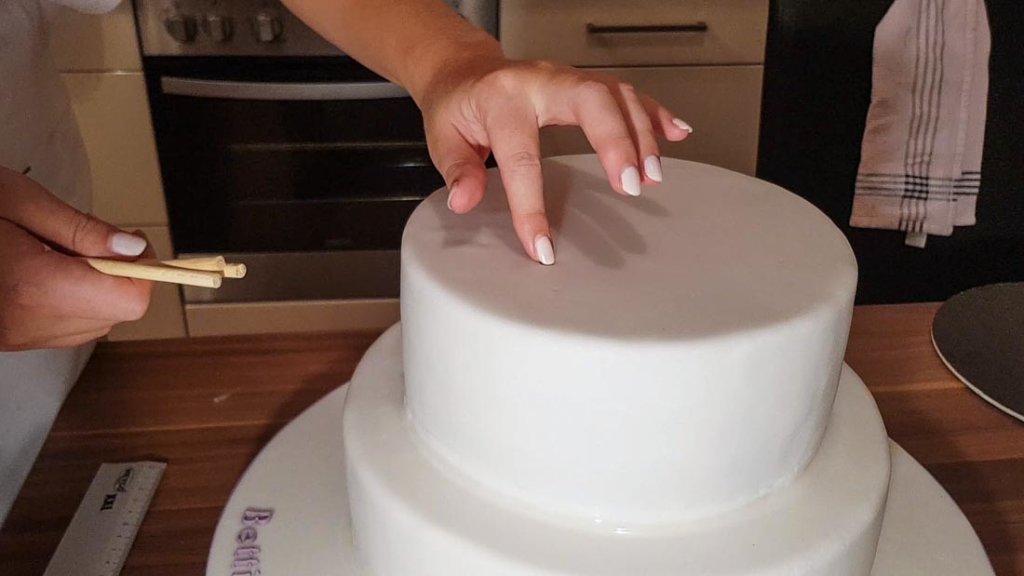 anleitung zum stapeln mehrstäckiger Motivtorten und Hochzeitstorten