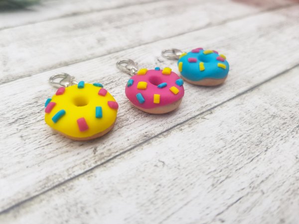 Donut aus Fimo Polymer Clay Schlüsselanhänger charm