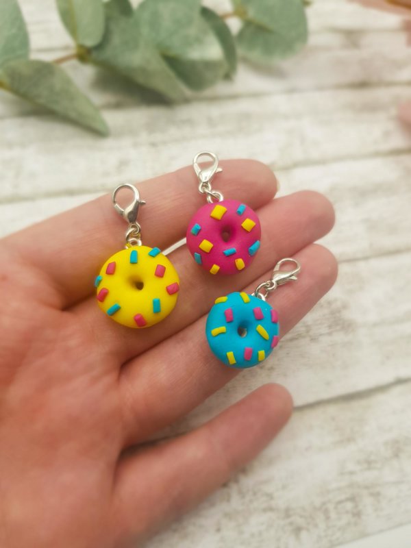 Donut aus Fimo Polymer Clay Schlüsselanhänger charm