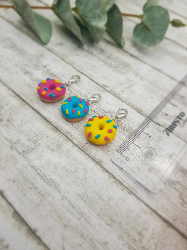 Donut aus Fimo Polymer Clay Schlüsselanhänger charm