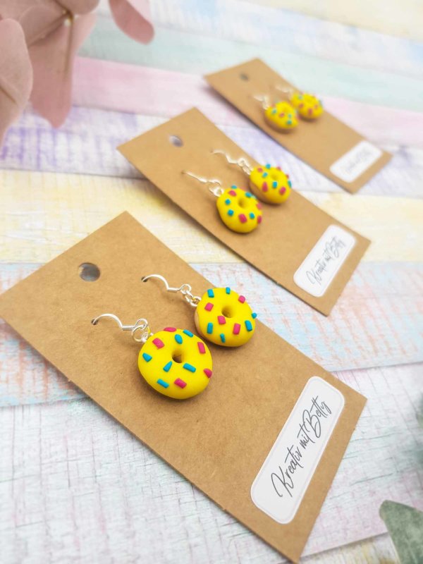 gelbe donut ohrringe aus fimo polymer clay