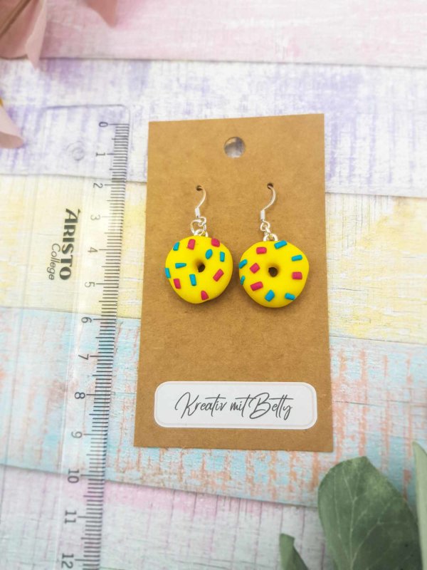 gelbe donut ohrringe aus fimo polymer clay