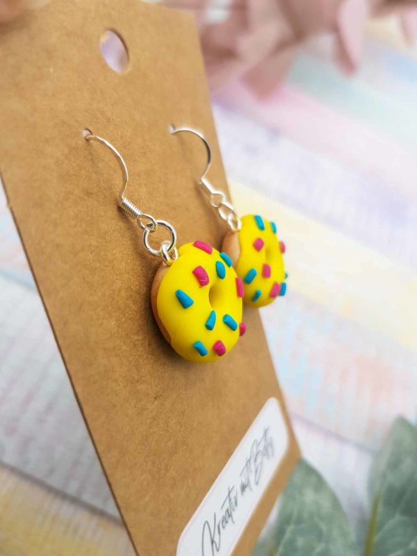gelbe donut ohrringe aus fimo polymer clay