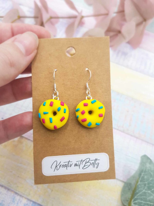 gelbe donut ohrringe aus fimo polymer clay