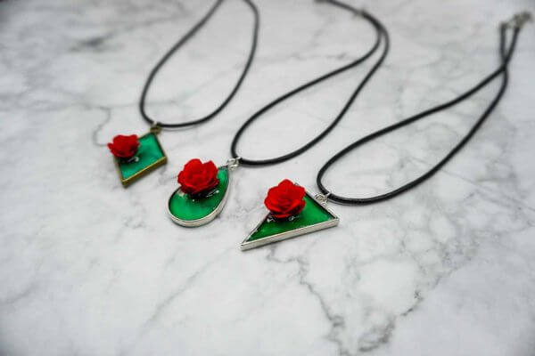 uv resin mir rose aus kreppapier als Anhänger für eine Kette