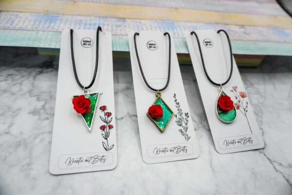 handgemacht kette aus uv resin und einer Rose aus Krepppapier