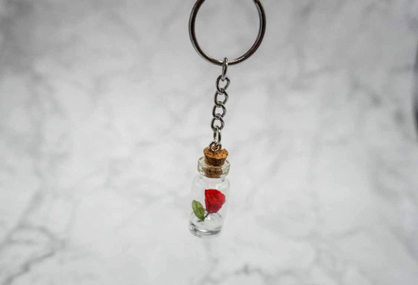 handgemachte Rose aus krepppapier in einer kleine glas flasche