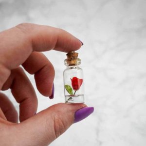 handgemachte rose aus krepppapier in einem kleinen Glasfläschchen