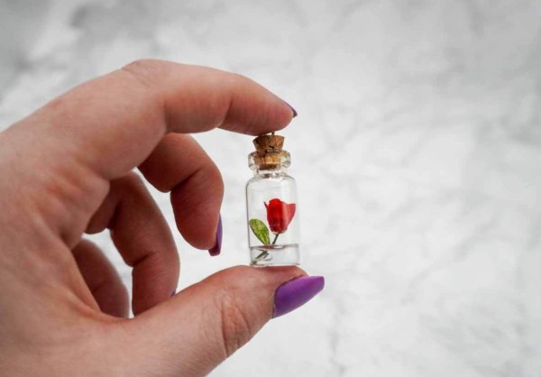 handgemachte rose aus krepppapier in einem kleinen Glasfläschchen