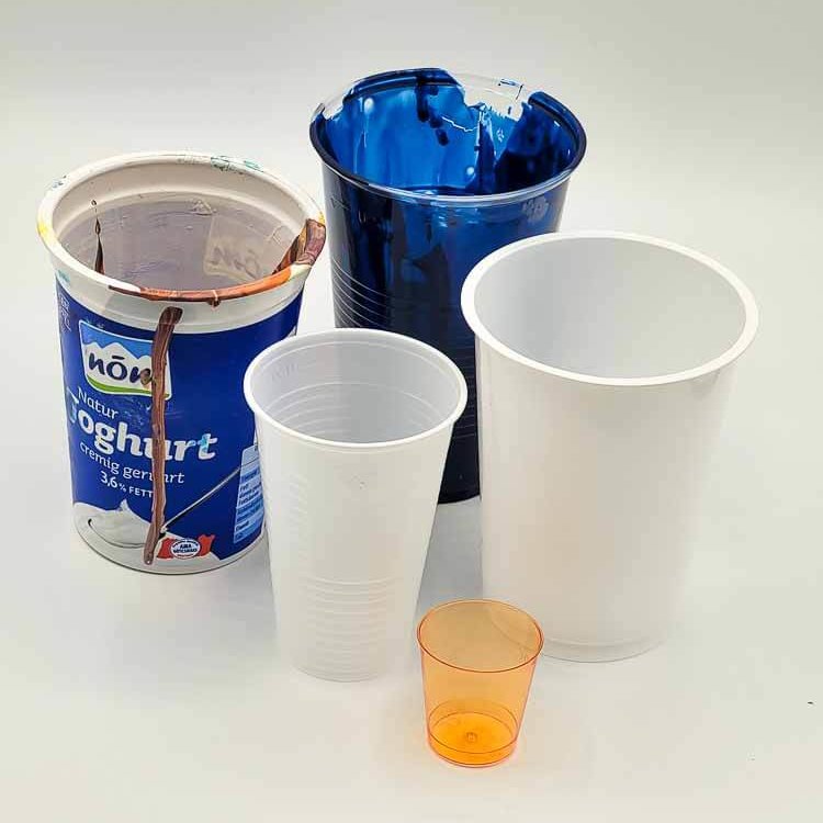 leere plastikbecher joghurtbecher beim acrylic pouring und fluid painting