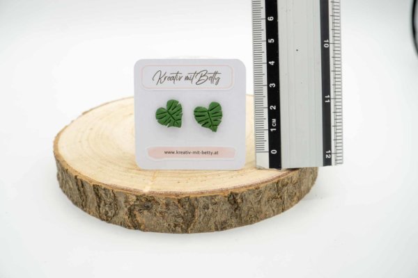 Monstera Blatt Ohrstecker aus Polymer Clay, realistischer Blumenschmuck
