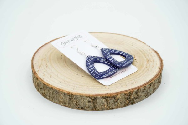 ohrringe fimo polymerton epoxidharz resin dunkelblau mit weißem muster
