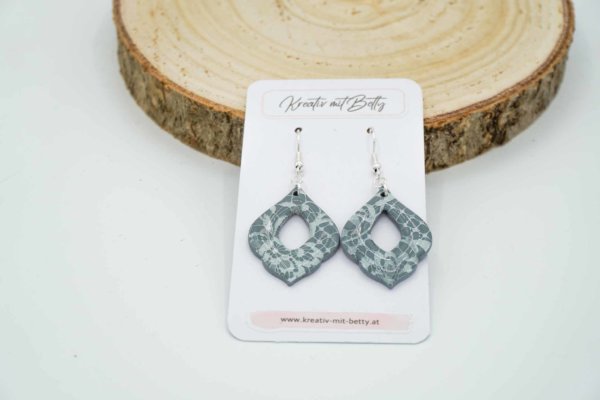 ohrringe polymer clay fimo epoxidharz resin grau mit weißer spitze