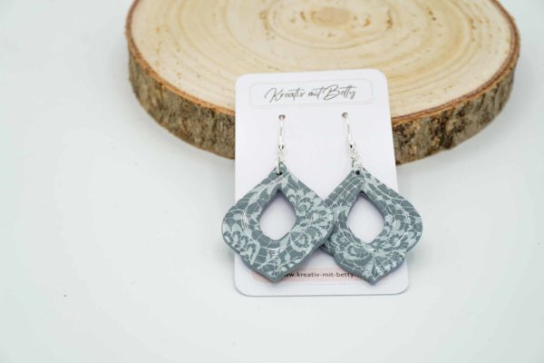 ohrringe polymer clay fimo epoxidharz resin grau mit weißer spitze