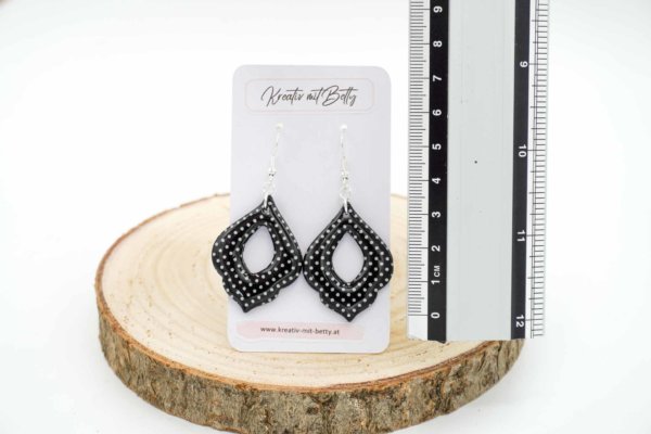 ohrringe fimo polymer clay resin epoxidharz schwarz mit kleinen weißen punkten