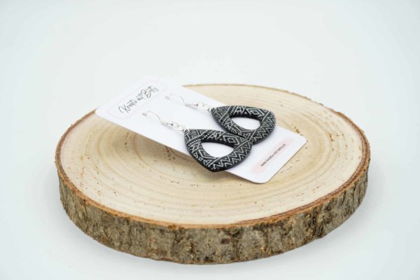 ohrringe fimo polymer clayrundes reieck schwarz mit weißem muster