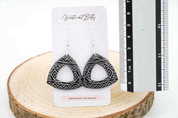 ohrringe fimo polymer clayrundes reieck schwarz mit weißem muster