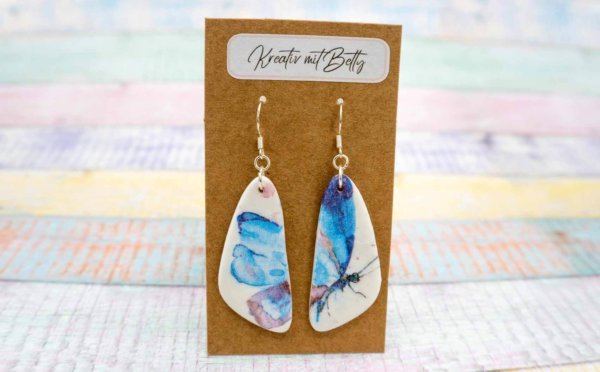 Aquarell Schmetterling Ohhrringe weiß blau aus Polymer Ton