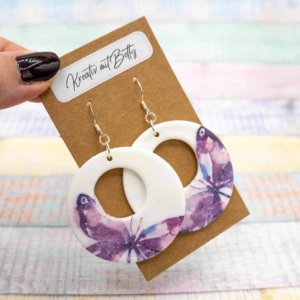 Aquarell Schmetterling Ohhrringe weiß lila violett aus Polymer Ton