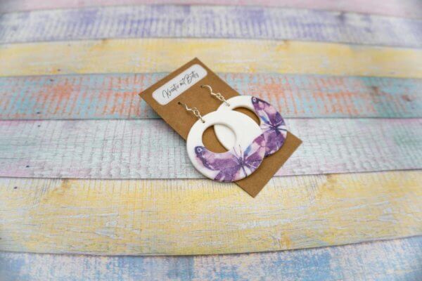 Aquarell Schmetterling Ohhrringe weiß lila violett aus Polymer Ton