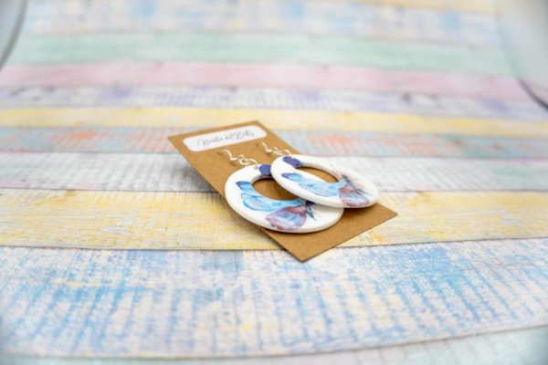 Aquarell Schmetterling Ohhrringe weiß pastell blau aus Polymer Clay