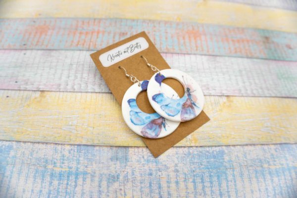 Aquarell Schmetterling Ohhrringe weiß pastell blau aus Polymer Clay