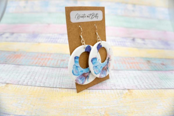 Aquarell Schmetterling Ohhrringe weiß pastell blau aus Polymer Clay