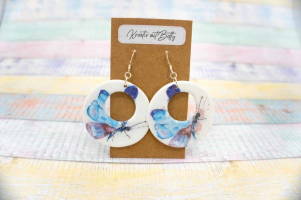 Aquarell Schmetterling Ohhrringe weiß pastell blau aus Polymer Clay
