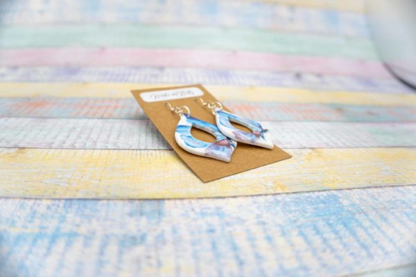 Aquarell Watercolor Schmetterling Ohhrringe Schmuck weiß pastell blau aus Polymer Clay