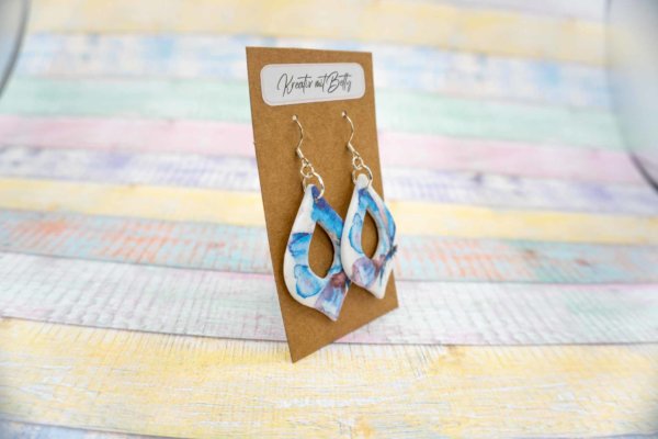 Aquarell Watercolor Schmetterling Ohhrringe Schmuck weiß pastell blau aus Polymer Clay