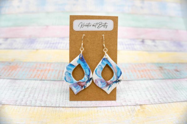 Aquarell Watercolor Schmetterling Ohhrringe Schmuck weiß pastell blau aus Polymer Clay