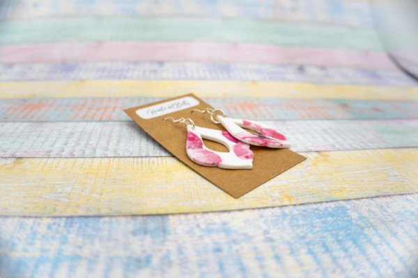 Aquarell Wasserfarben Schmetterling Ohhrringe weiß pastell rosa aus Polymer Clay