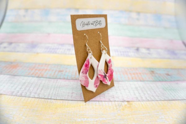 Aquarell Wasserfarben Schmetterling Ohhrringe weiß pastell rosa aus Polymer Clay
