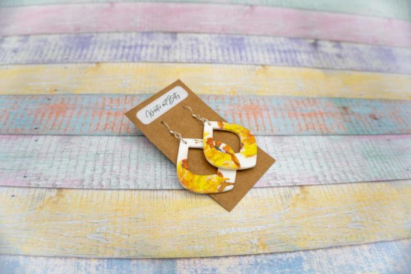 Aquarell Wasserfarben Schmetterling Ohhrringe weiß pastell gelb aus Polymer Clay