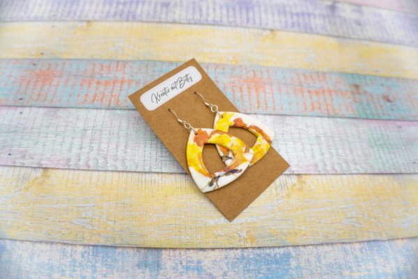 Aquarell Wasserfarben Schmetterling Ohhrringe weiß pastell gelb aus Polymer Clay