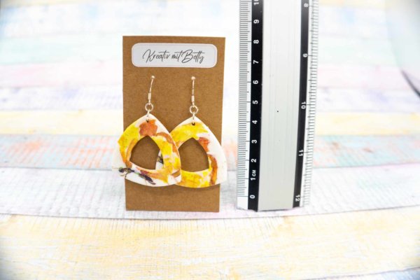 Aquarell Wasserfarben Schmetterling Ohhrringe weiß pastell gelb aus Polymer Clay