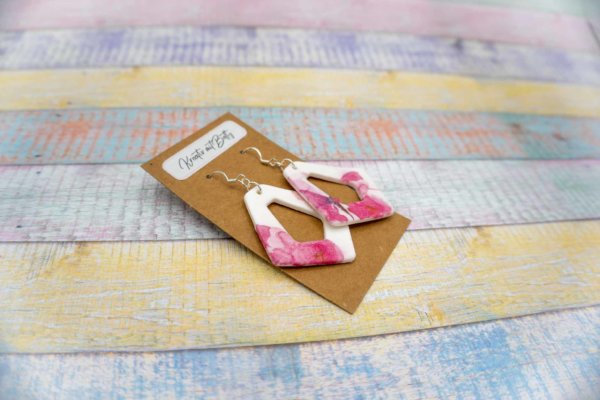 Aquarell Wasserfarben Schmetterling Ohhrringe weiß pastell pink aus Polymer Clay