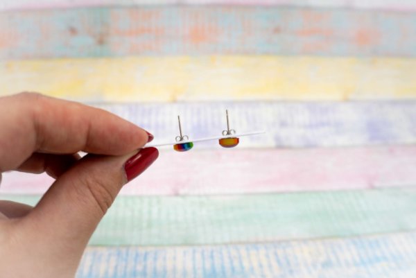 kleine mini Ohrstecker bunt gestreift in Regenbogen Farben