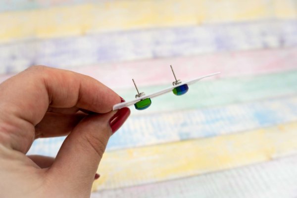 kleine mini Ohrstecker bunt gestreift in blau grün lila