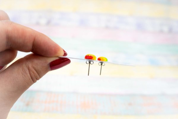 kleine mini Ohrstecker bunt gestreift in rot gelb grün
