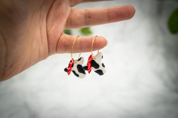 Kuh mit Bandana Ohrringe handgemacht aus Polymer Clay - Kreativ mit Betty