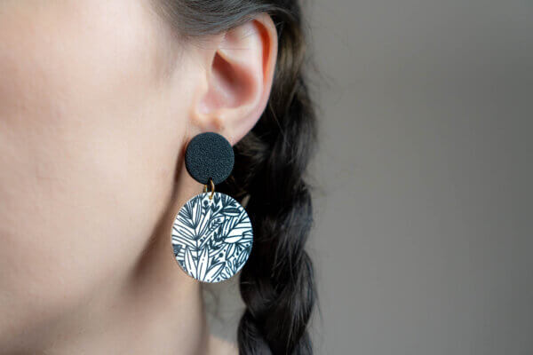 schwarz weiße Ohrringe mit floralem muster aus Polymerton handgemacht von Kreativ mit Betty