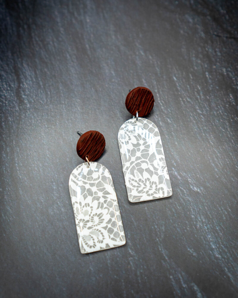 weiße halb transparente Ohrringe aus Polymerton handgemacht von Kreativ mit Betty