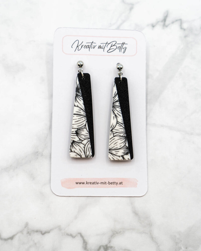schwarz weiße Ohrringe mit floralem Muster aus Polymerton handgemacht von Kreativ mit Betty