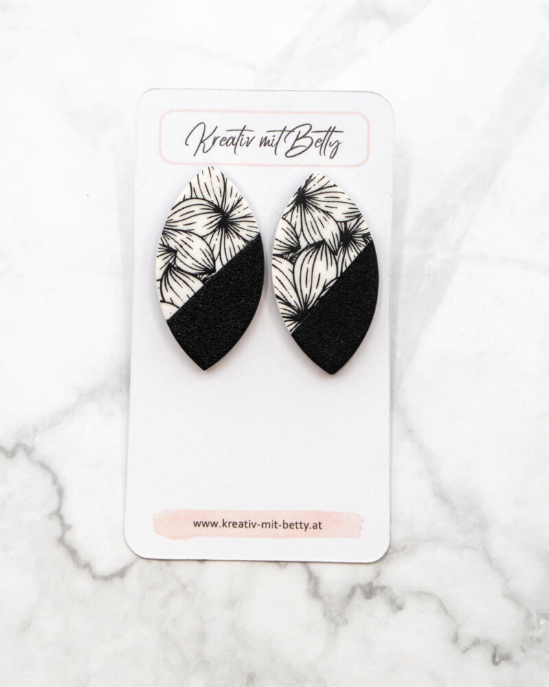 schwarz weiße Ohrringe mit floralem Muster aus Polymerton handgemacht von Kreativ mit Betty